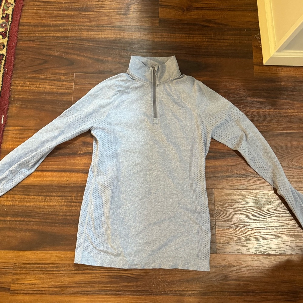 FIGS SEAMLESS QUARTER ZIP SIZE SMALL IN EXCELLENT CONDITION.